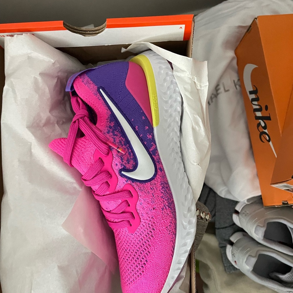 NIB Nike epic react flyknit 2 pink size 8 women’s